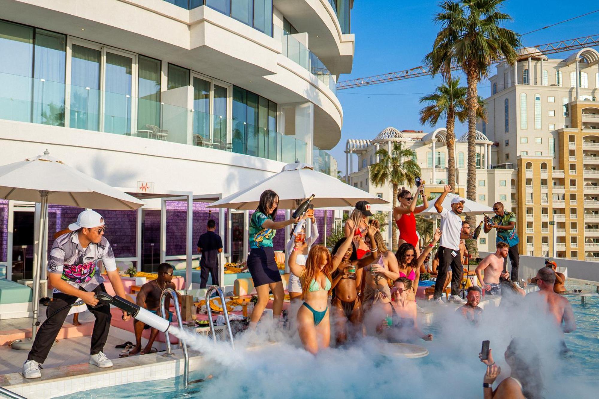 Five Jumeirah Village ดูไบ ภายนอก รูปภาพ The pool party at the hotel