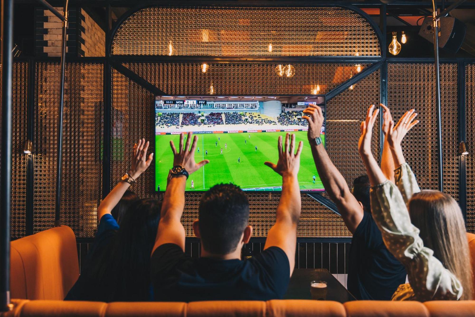 Five Jumeirah Village ดูไบ ภายนอก รูปภาพ Watching a game on television