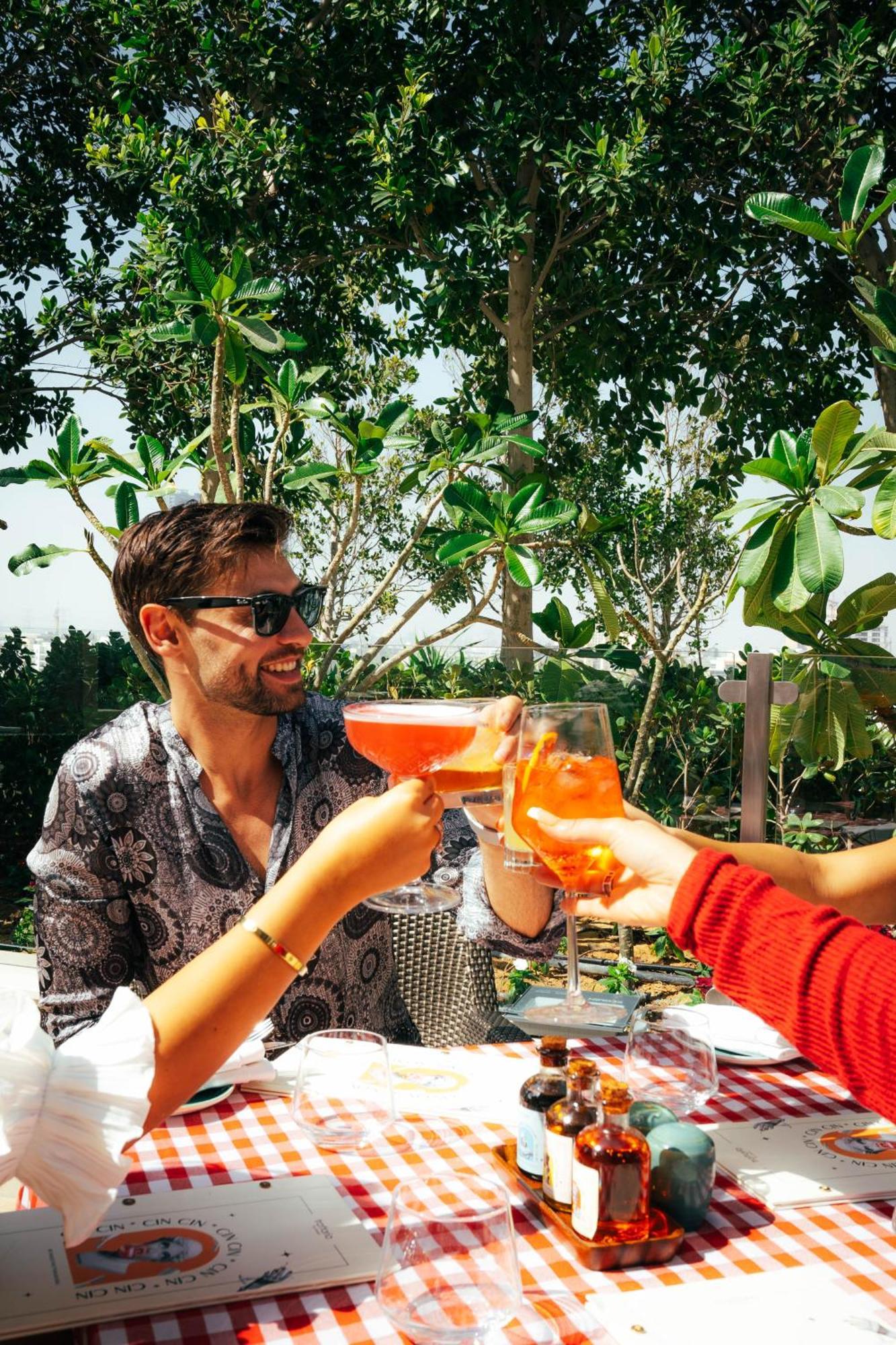 Five Jumeirah Village ดูไบ ภายนอก รูปภาพ A man drinking a spritz