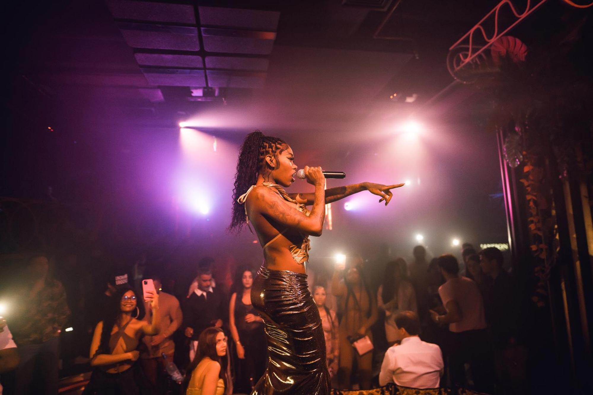 Five Jumeirah Village ดูไบ ภายนอก รูปภาพ A performer at the nightclub
