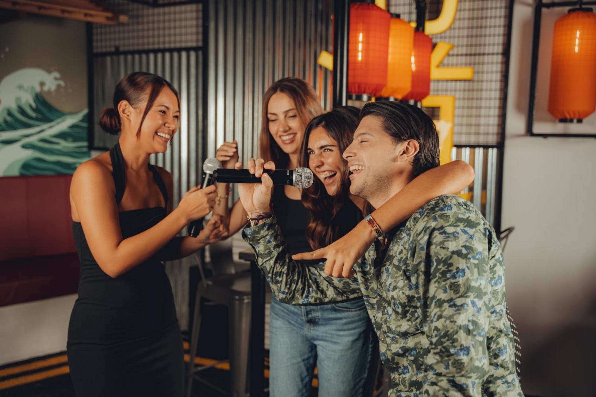 Five Jumeirah Village ดูไบ ภายนอก รูปภาพ Friends having fun at a party