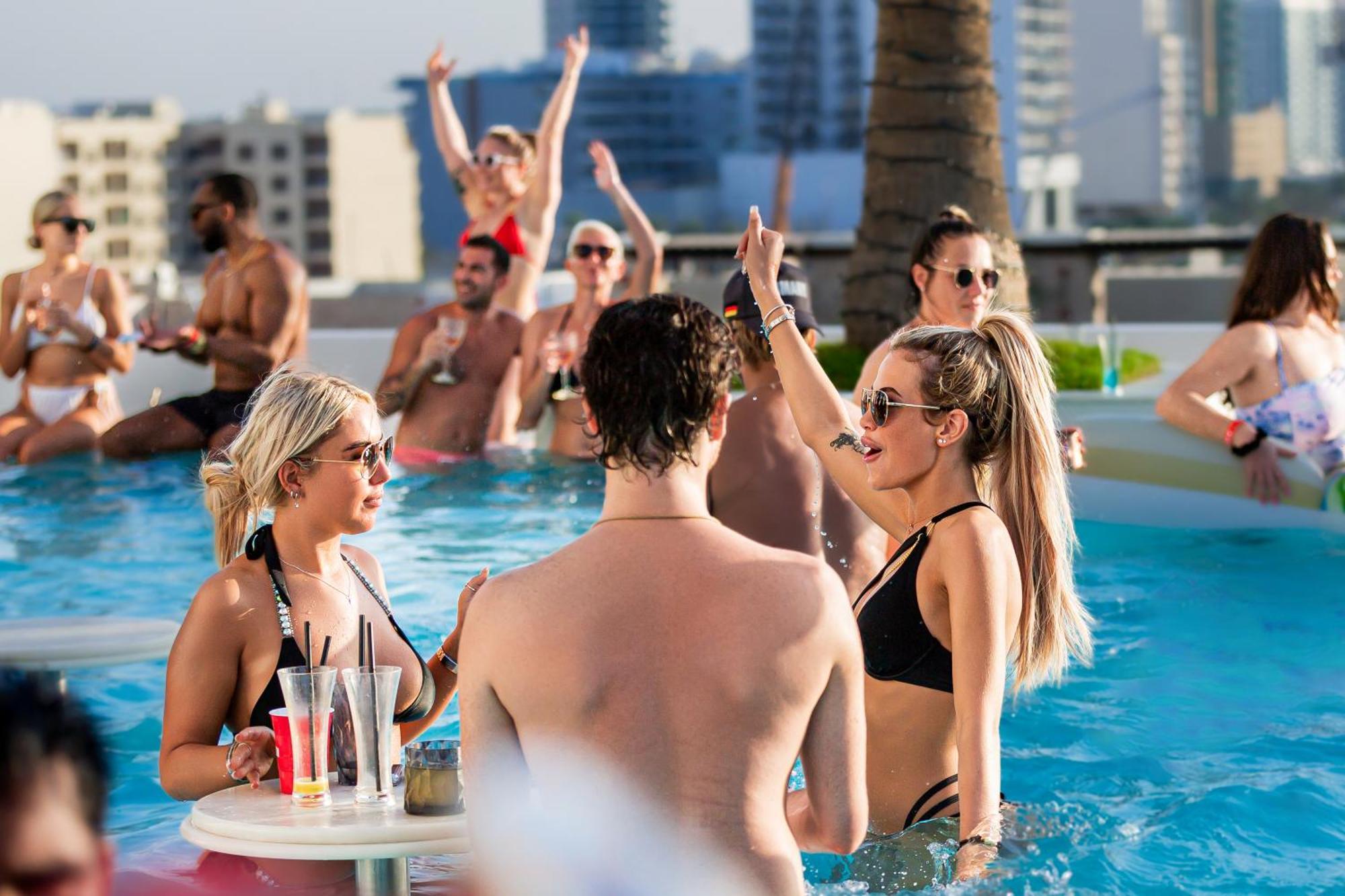 Five Jumeirah Village ดูไบ ภายนอก รูปภาพ The pool at the Hilton Dubai The Palm