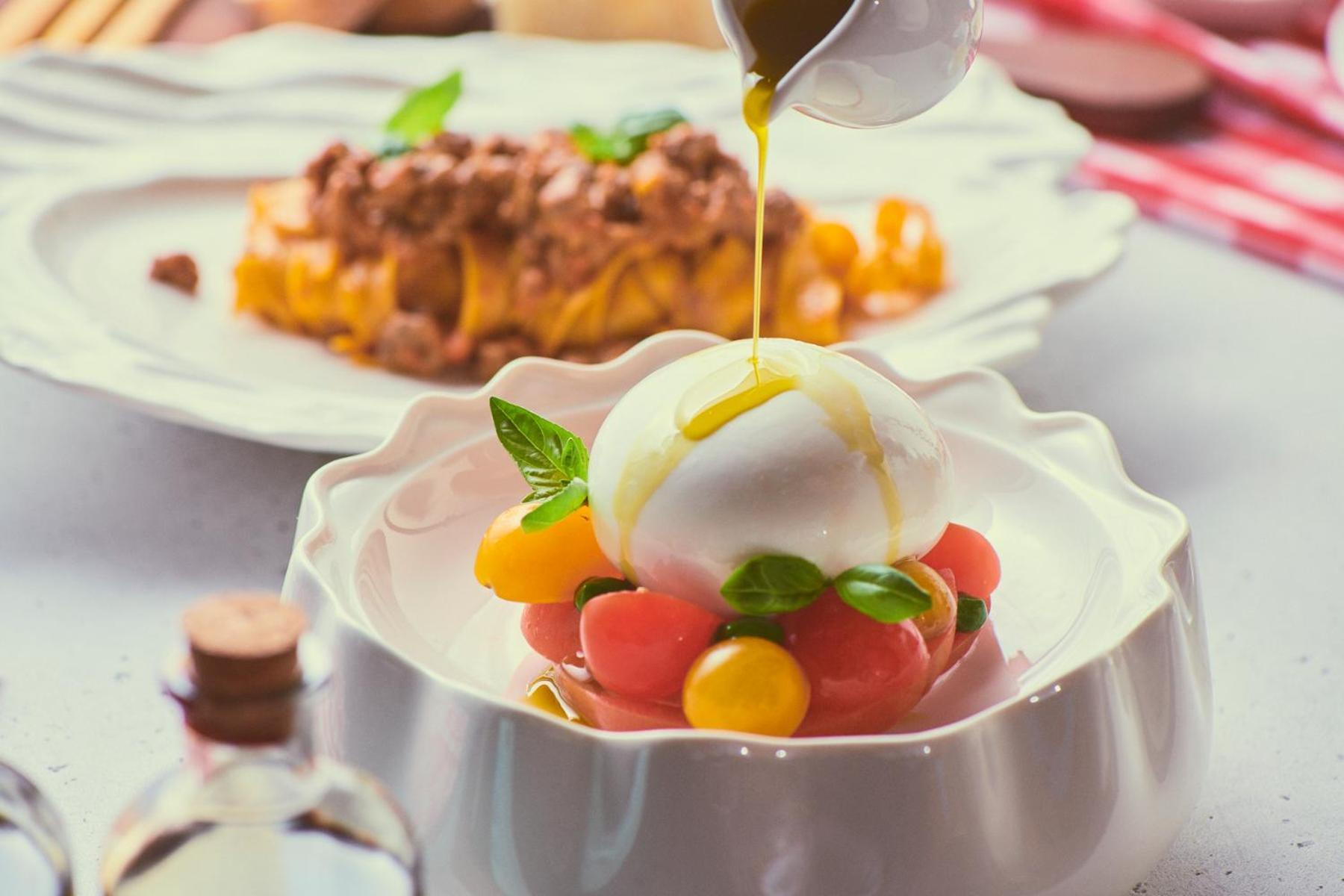 Five Jumeirah Village ดูไบ ภายนอก รูปภาพ A salad being drizzled with olive oil